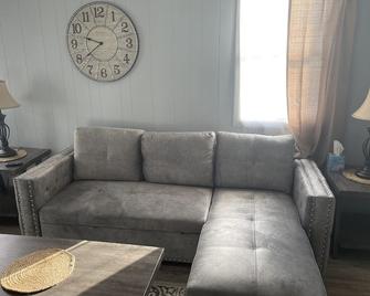 Cozy Retreat close to I-90 exit 30, Cooperstown, and Utica - Mohawk - Living room