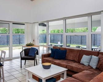 12 person holiday home in Væggerløse-By Traum - Bøtø By - Sala de estar