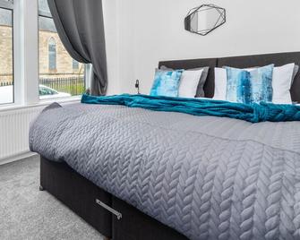 One Bedroom Apartment by Klass Living Serviced Accommodation Coatbridge - Garturk Apartment With Wifi and Parking - Coatbridge - Bedroom