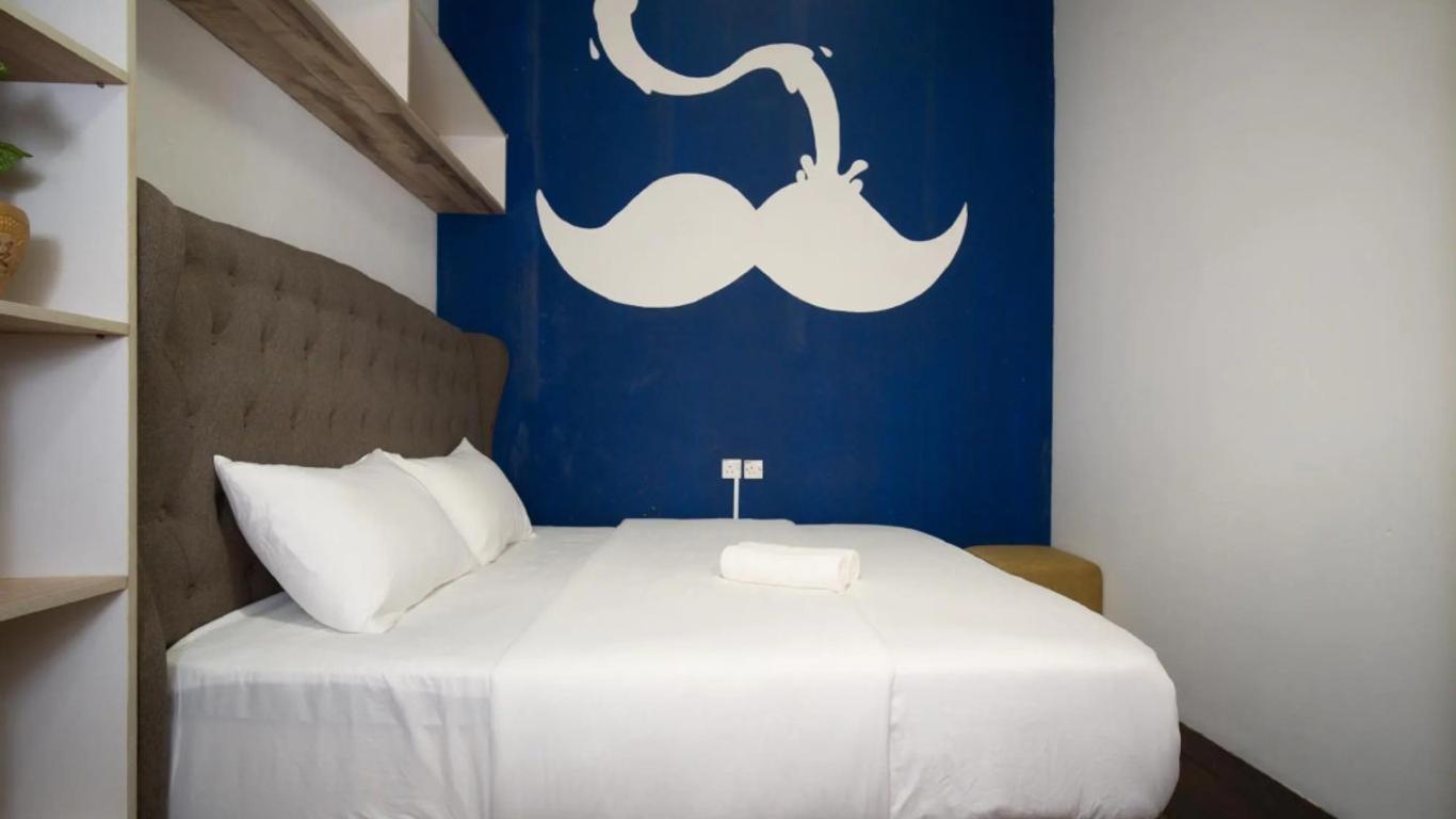 Moustachz Hauze , Georgetown