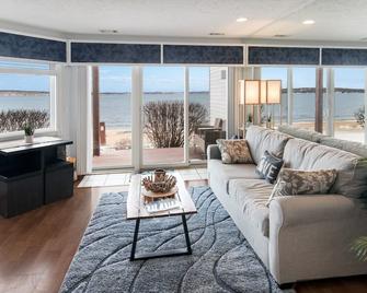 Bayfront Bliss at The Beach - Traverse City - Olohuone