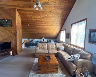 Moose Lodge on Big Yellow Lake - Webster - Living room