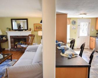 Lovely Home Near Bike Path Dog Welcome! - Chatham - Living room