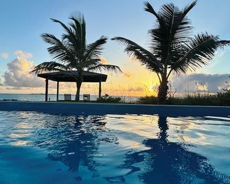 Stunning waterfront home in Exuma with an outdoor pool! - Moss Town - Piscina