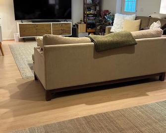 Enjoy art, wine and sunsets off season! - Water Mill - Living room
