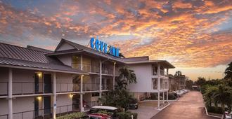 Cove Inn on Naples Bay - Naples - Building