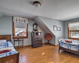Chester Farmhouse on 100 Acres, 15 Min to Okemo! - Chester - Bedroom