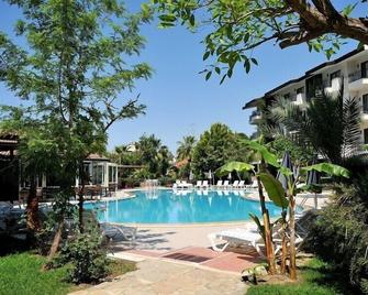 Lemas Suite Hotel - Side - Pool