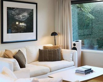Quiet, secluded, relaxing and private with bush track to beach! - Kaiteriteri - Sala de estar
