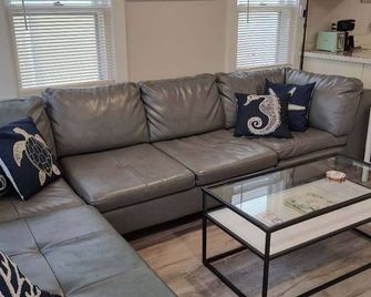 Coastal Cottage - Steps from the Beach and private backyard oasis! - Ship Bottom - Sala de estar