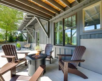 Walk to Downtown Brevard Apt with Patio and Fire Pit! - Brevard - Patio