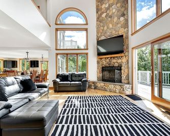 Luxury Sunday River Bike, Hike & Canoe Home! - 10 Bdrms, Hot Tub & Much More! - Newry - Sala de estar