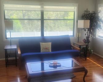 Large Bungalow with fenced yard and game room. Close to everything - Beverly Hills - Sala de estar