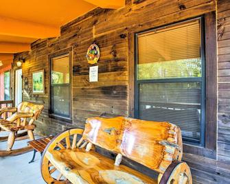 3 Mi to Broken Bow Lake Cabin with Hot Tub and Deck! - Broken Bow - Patio