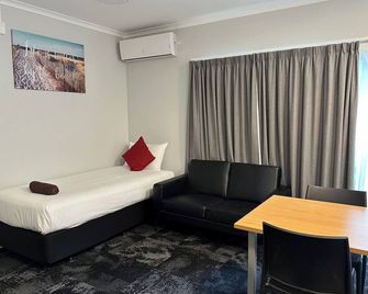Lorne Apartments - Hamilton - Bedroom