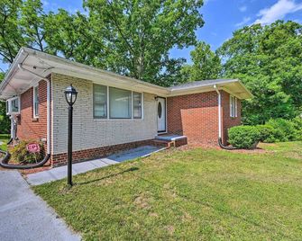 Greensboro Home 4 Mi to Downtown! - Greensboro - Building