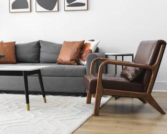 3 Miles to Downtown Broadway Bars - Walk to Coffee from Condo - Nashville - Pokój dzienny