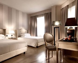 c-hotels Ambasciatori - Firenze - Camera da letto