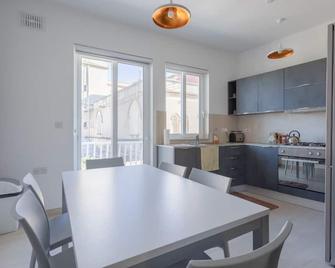 Fully Air-Conditioned 2 Bedroom, 2nd Floor Apartment. - Żejtun - Restaurant