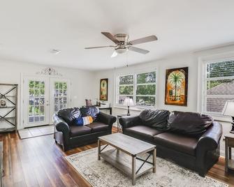 Tranquil 2nd floor Apartment - Gulfport - Living room
