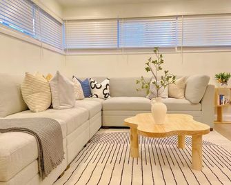 Modern 4BR Home ,Sleeps 10, 5 Beds, Free Parking Easy Access to Downtown&Lake - Chicago - Salon