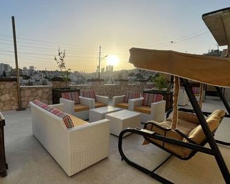Carob Hostel - Amman - Parveke