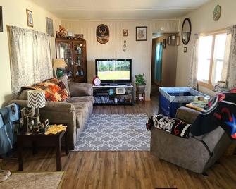 Charming 2 bedroom, family friendly apartment in quiet neighborhood, Ogdensburg - Ogdensburg - Living room