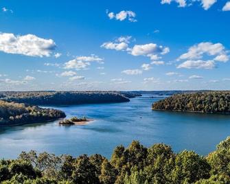 Million Dollar Views of Lake Normandy Sunsets- Jacuzzi for Fall/Winter Sunsets! - Manchester