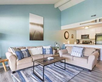 Lake Views, Lakefront Pool, Great Location! - Sunrise Beach - Living room