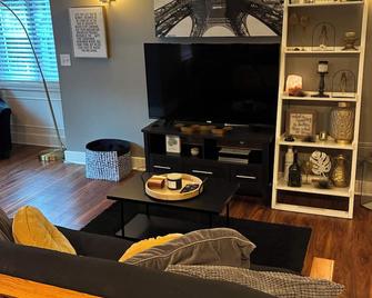 Cozy 1-bedroom condo with WiFi, AC in fabulous Plaza, Kansas City - Kansas City - Phòng khách