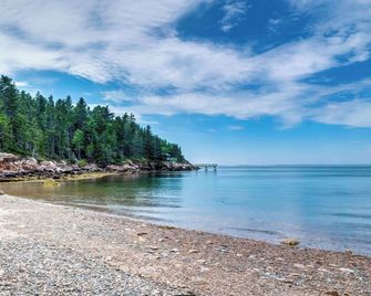 Secluded Oceanfront Home, with private beach and pier - Deer Isle - Playa