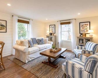 Downtown Luxury Farmhouse Apartment #3 - West Dundee - Living room