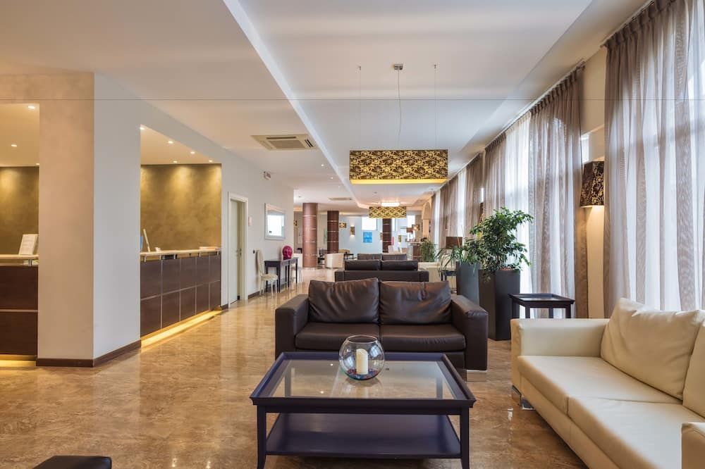 هوتل فور يو - أولبيا - ردهة