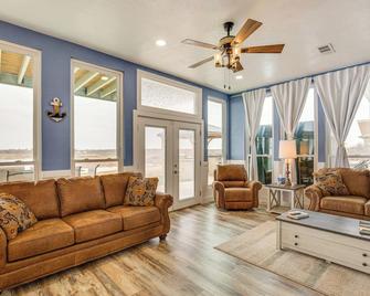 Lakefront Wichita Falls Home with Pool and Hot Tub - Wichita Falls - Living room