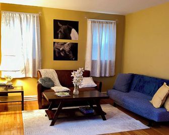Private, Tranquil, second floor, 2 bedroom apartment - פילדלפיה - סלון