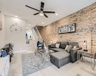 Baltimore Rowhouse Close To Water King Bed Parking - Baltimore - Living room