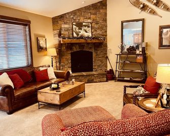 Gorgeous Fam-Friendly: Easy access to Jackson Hole, Tetons, Targhee, Yellowstone - Victor - Living room