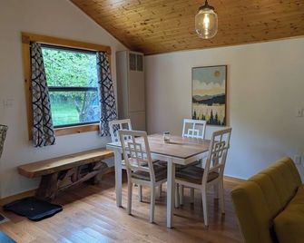 Charming 1-bedroom cabin, quiet neighborhood in Grand Marais, pet friendly - Grand Marais - Comedor