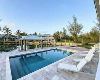 Escape to Paradise in a private island retreat - West End - Piscina