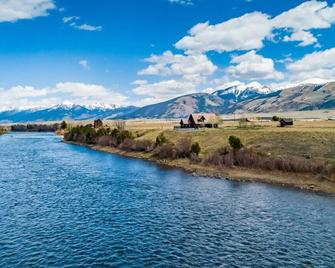 UC River Ranch · Spectacular blue ribbon fly fishing - Emigrant - Building