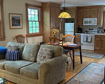 Chatham Village: Large, Newly-Renovated 1 Bedroom Apartment in Antique Home - Chatham - Living room
