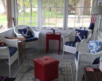 Enjoy Lake Bemidji - steps from the door! - Bemidji - Living room