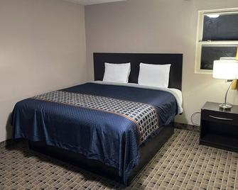 Economy Inn & Suites - Ashtabula - Bedroom