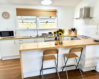 Yamba Fishing Cottage! 3 bed, A/C, Ideal location, WiFi +++ - Yamba - Kitchen