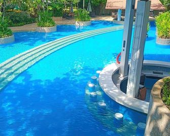 Fernvale Leisure Club and Resort - קורון - בריכה