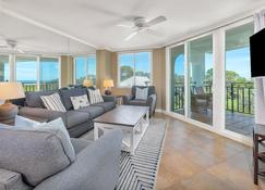 Oceanfront Condominium With Swimming Pool. Private Boardwalk To Beach! Ocean View - Saint Simons - Wohnzimmer