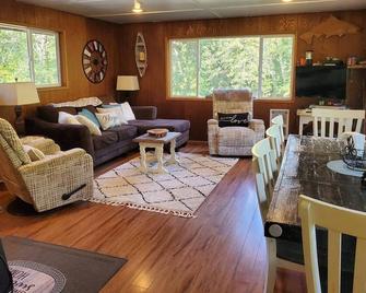 Solduc River Cabin Near Forks - Beaver - Wohnzimmer