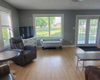 Full house with upper and lower decks . front yard borders the park, lake view - Escanaba - Obývací pokoj