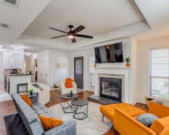 Cute Chic 2b 2b Duplex Apt - Frisco - Living room