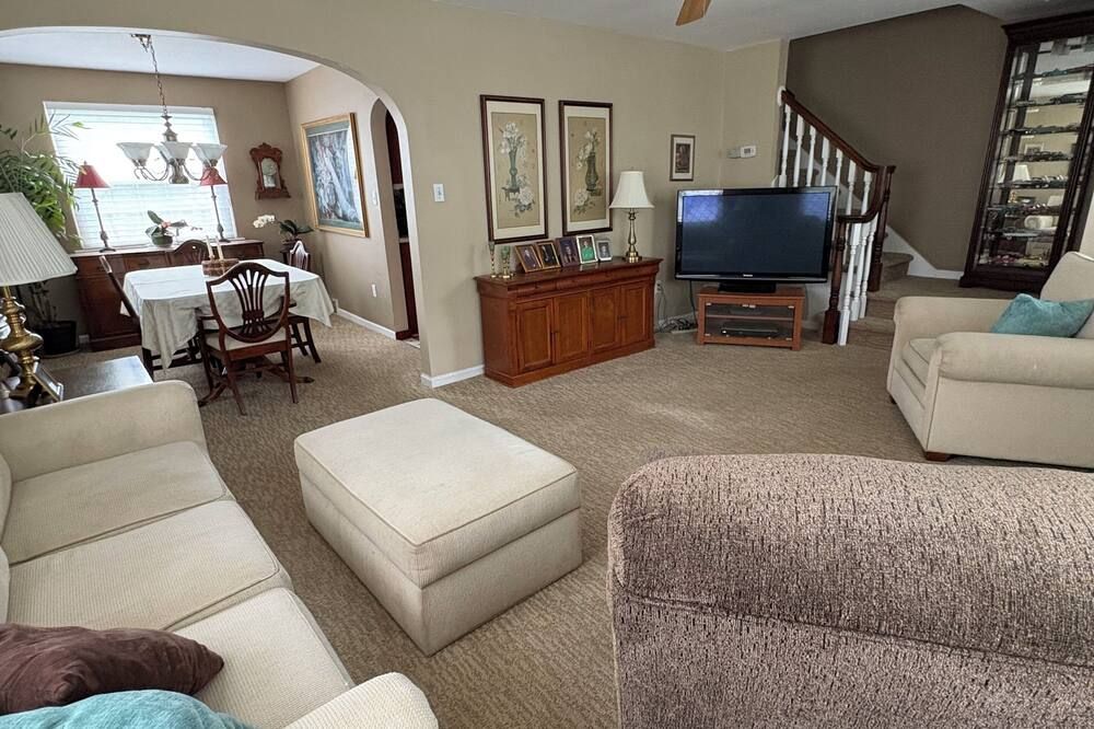 Two bedrooms in New Kensington with Shuttle to Airport, US Open, Concierge Svc